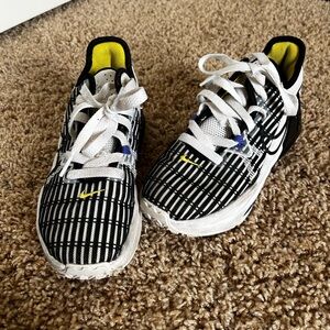 Lebron basketball shoes sz 4Y